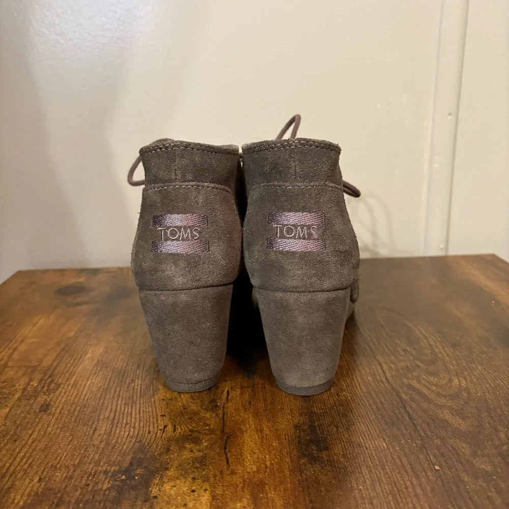 Toms Dark Grey Suede Wedge Heel Lace Up Ankle Booties‎ (Women's 6.5)